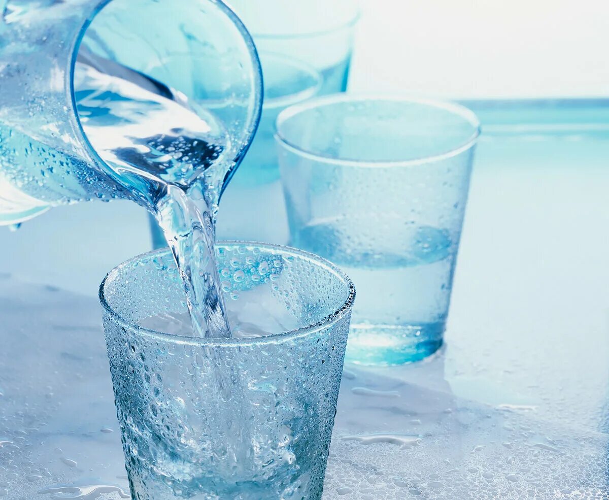 Вода является напитком. Стакан воды. питьевая вода. питьевой режим. вода и питьевой режим.