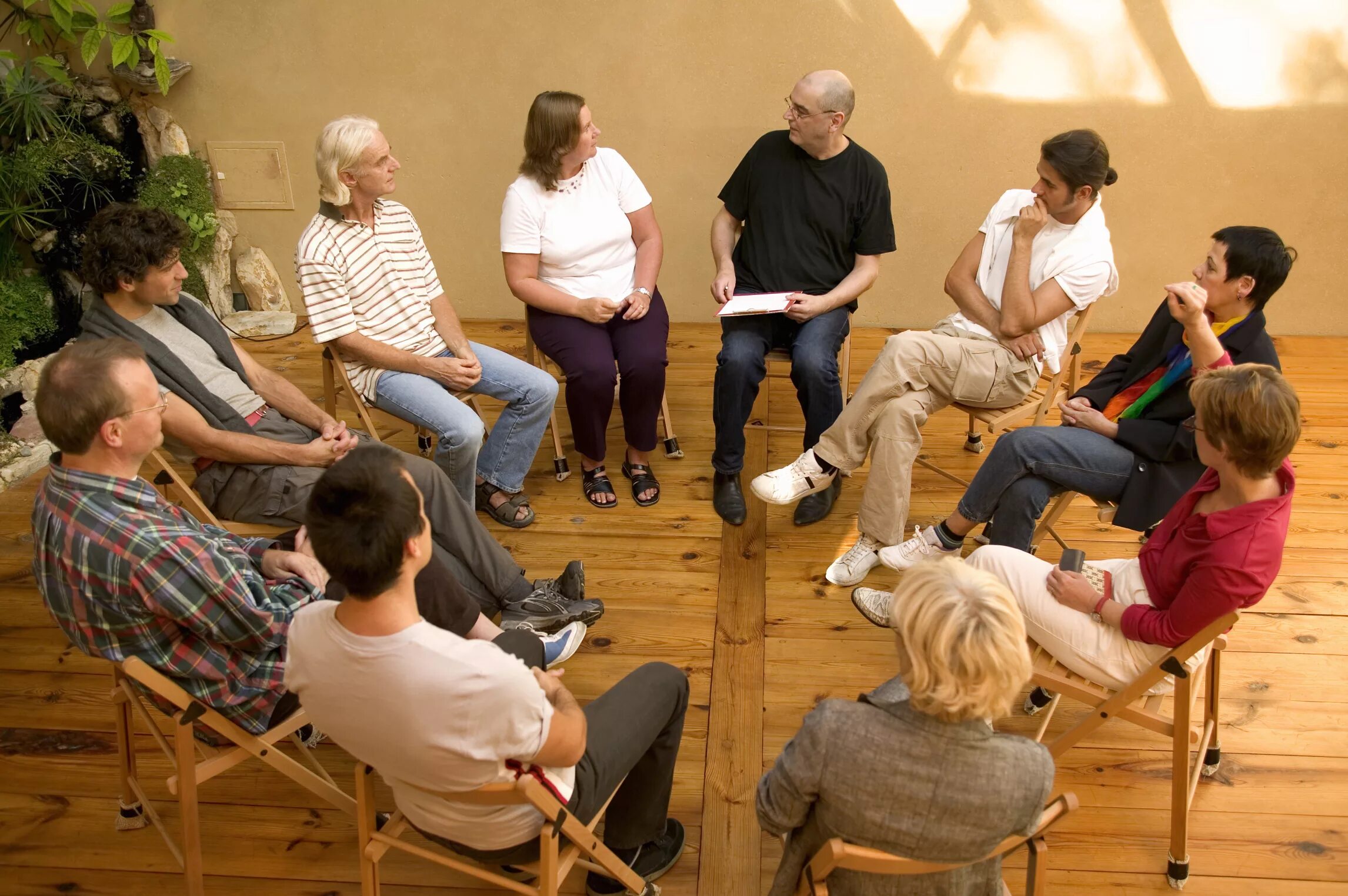 Люди сидят в кругу. Психологический тренинг. Групповой тренинг. Психолог групповая терапия. Новейшие психотерапии