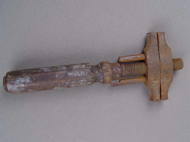 Ключ старого образца. P136 разводной ключ старинный. Разводной гаечный ключ 19 век. Старинный разводной ключ Вестфалия. Разводной ключ молоток старинный.