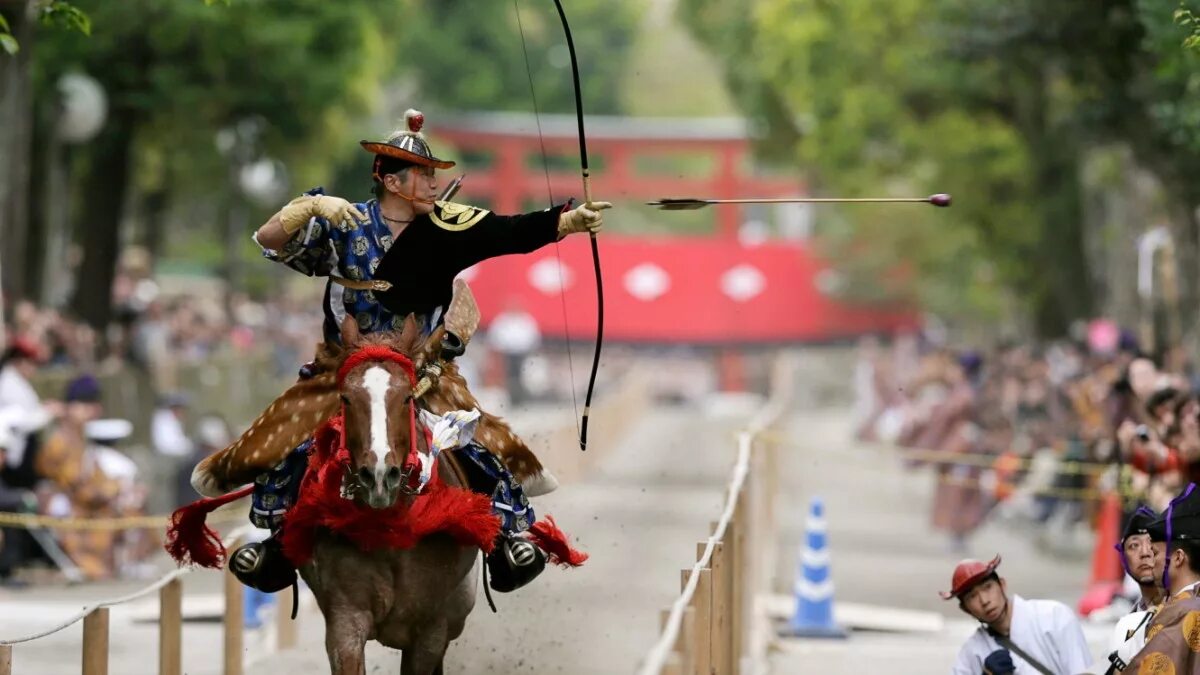 Верховая стрельба. Японский лук Юми Самурай на лошади. Конный лучник Япония. Самураи с луками.