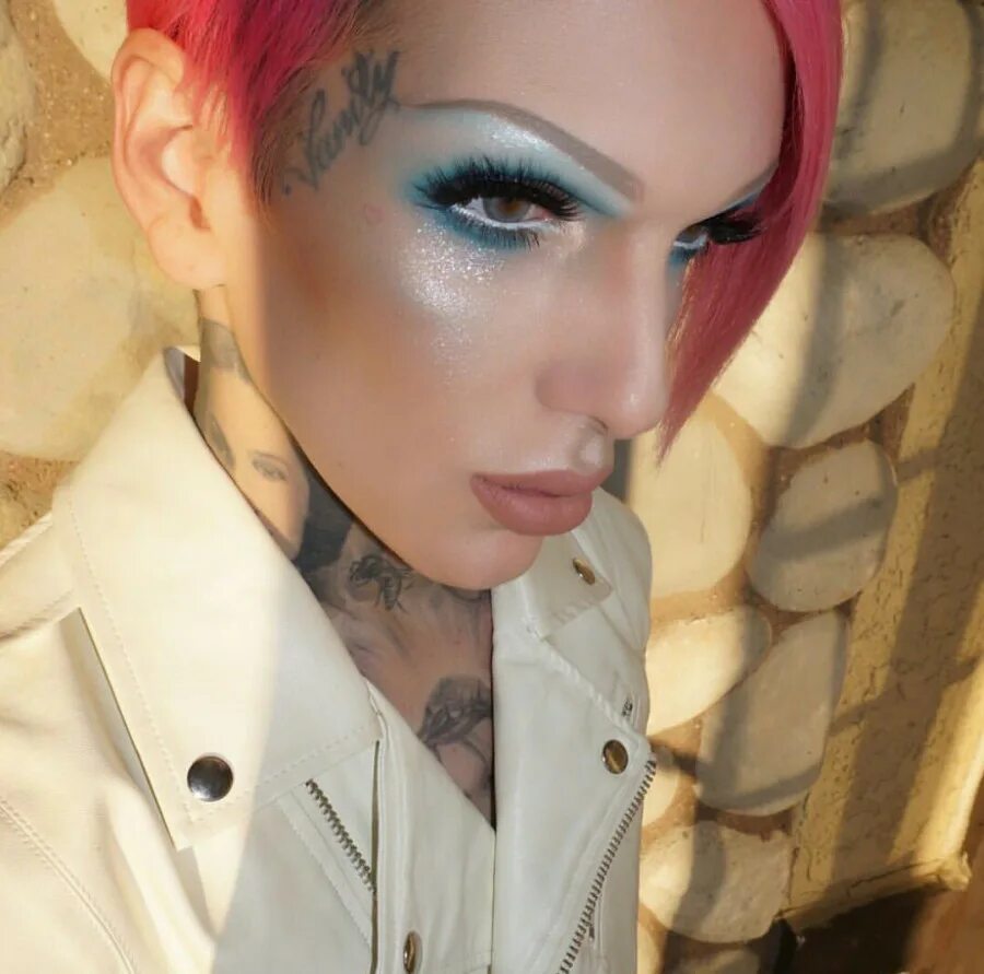 Джеффри стар косметика. Jeffree Star хайлайтер Skin Frost. Jeffree Star Skin Frost. Jeffree Star Highlighter Skin Frost. Джеффри Стар хайлайтеры.