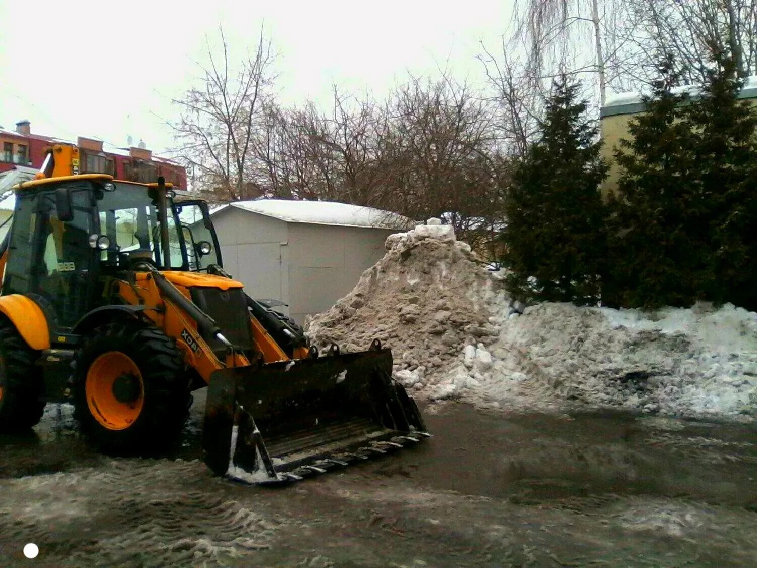 Аренда трактора снег. Уборка снега JCB 3cx. Уборка снега JCB 4cx. Уборка снега экскаватором погрузчиком JCB. Чистка снега JCB 3cx.