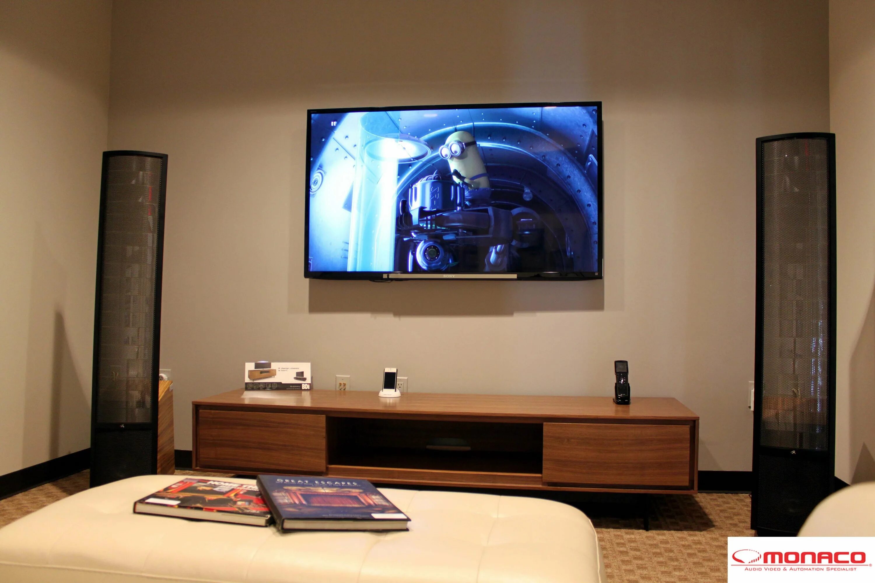 Включи телевизор в зале. Комната с телевизором. Комната с большим телевизором. Телевизор в квартире. Большой телевизор на стене.