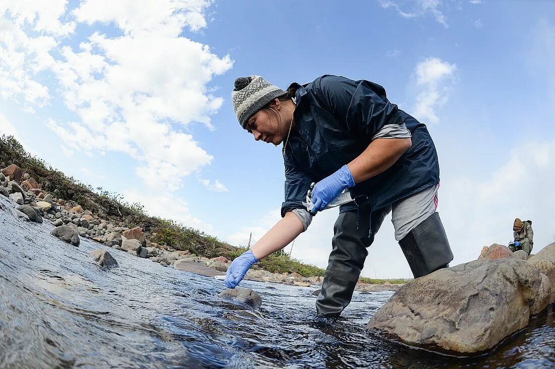 Реки сделано человеком. Пробы из реки. Берет пробы воды. Отбор проб воды из реки. Воду брали из рек.