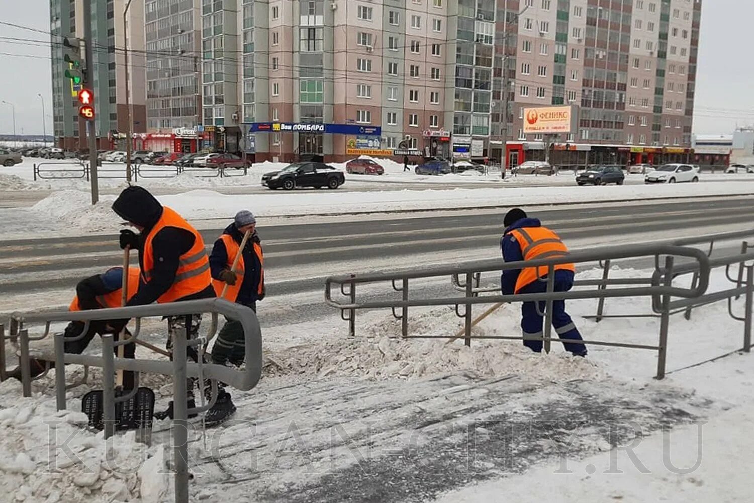 Тягучесть дорожного месива. Уборка снега на проезжей части. Сугробы на проезжей части. Северный город уборка снега автомобиль. Драки коммунальных служб в Москве.