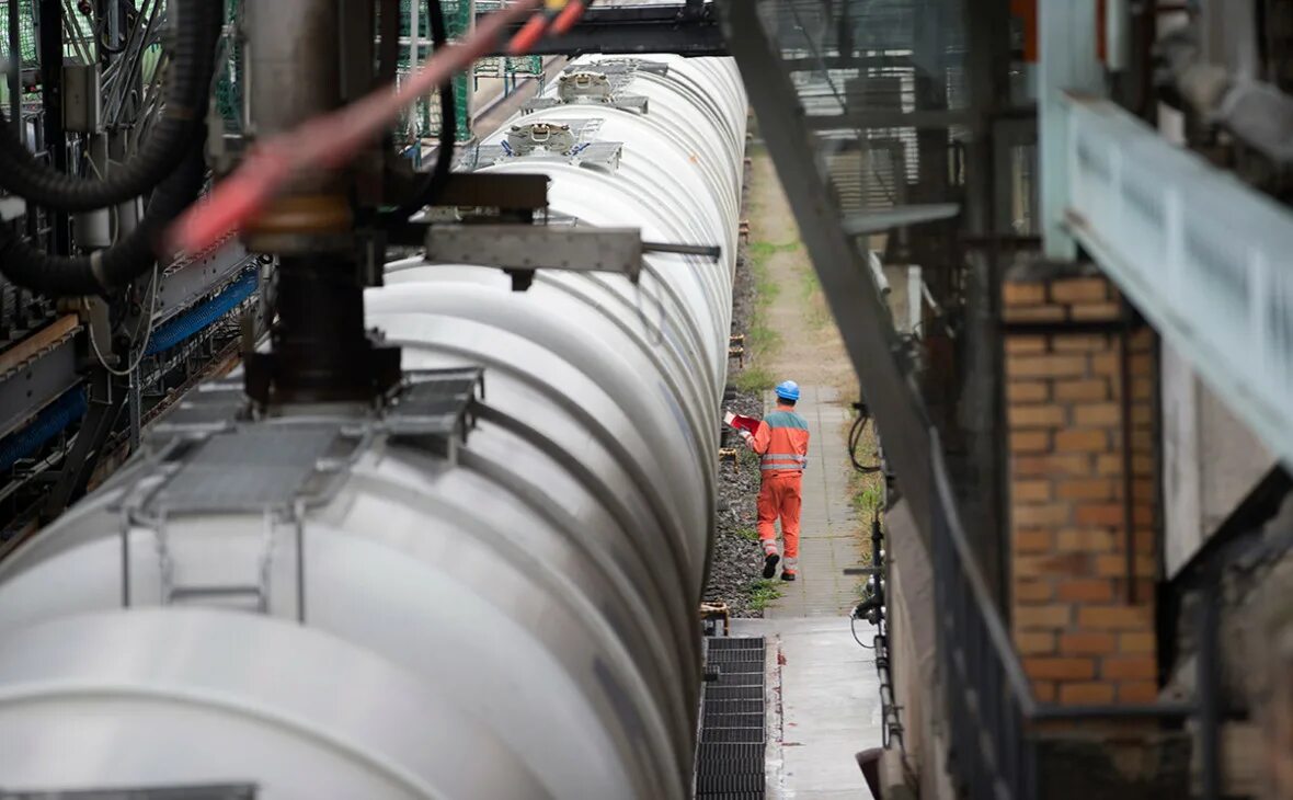 Отказались от российского газа и нефти. Отказались от российского газа и нефти. Нефтяной завод. Отказались от российского газа и нефти. Нефтегазовая отрасль.