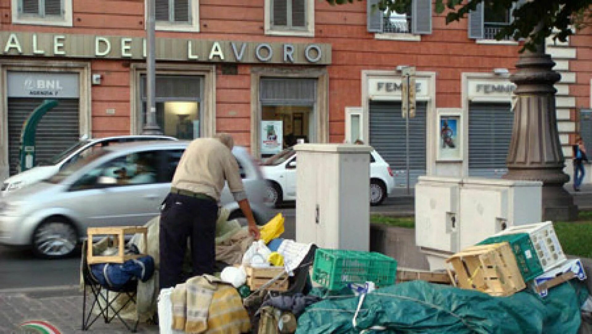 Бездомные великобритании. Нищета в европе. Блошиный рынок в бельгии. Нищета в европе. Неаполь 2008 мусор.