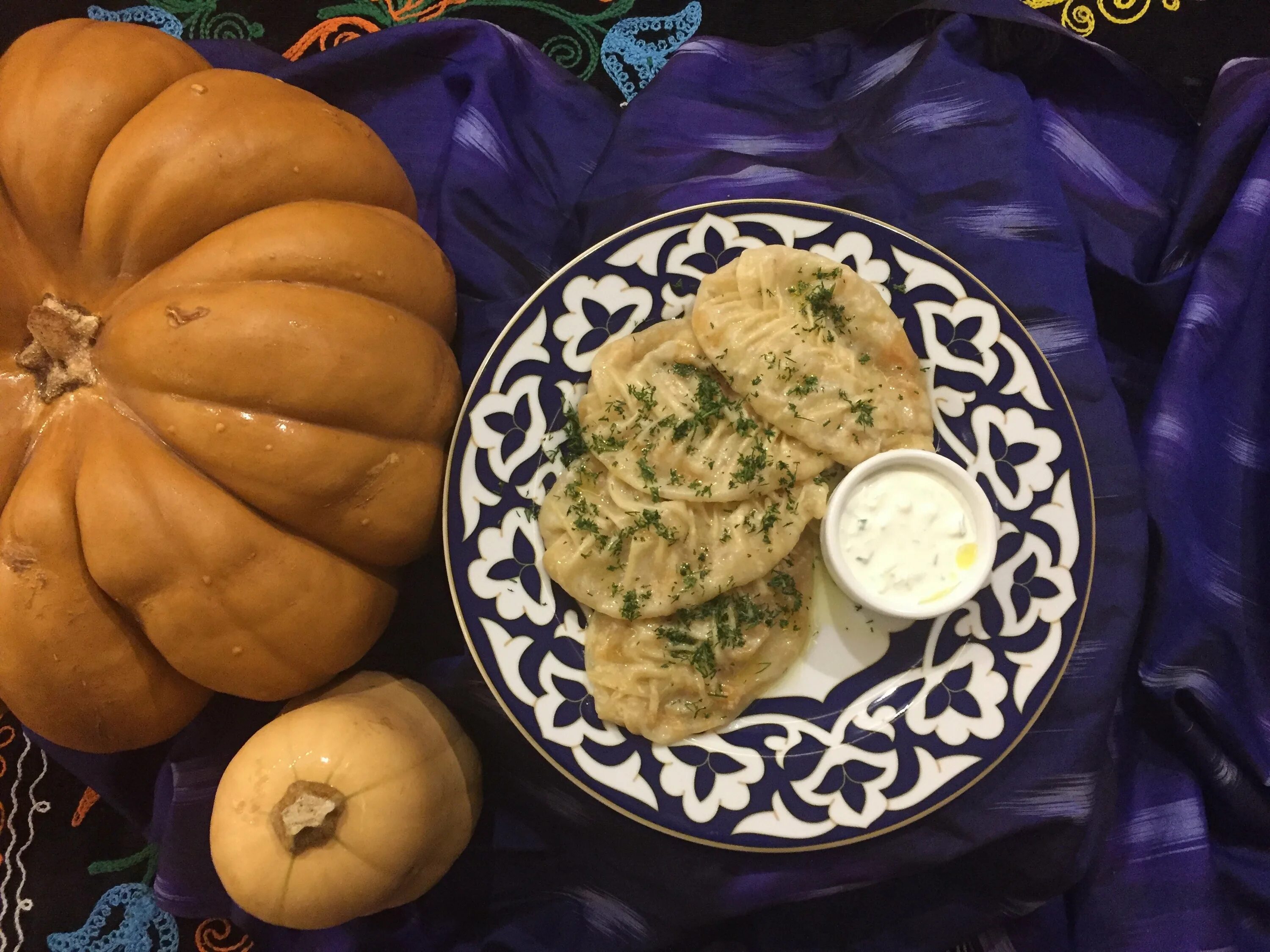 Тыква манты по узбекски. Манты с тыквой. узбекская кухня. пельмени с тыквой. манты узбекские.