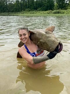 son.A woman in the United States suddenly caught a giant catfish weighing 55 pounds, surprising and shocking viewers.‎