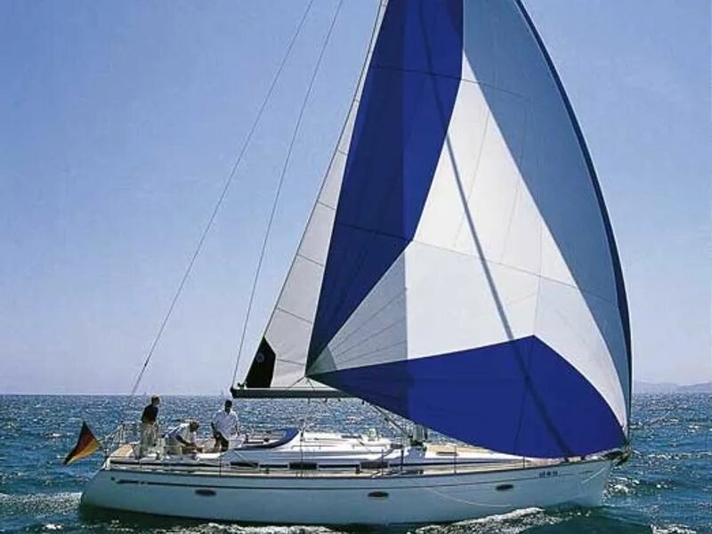 Парус яхты на носу. Bavaria 42 Cruiser. Парусная яхта Bavaria. Яхта Bavaria 42. Парусная яхта Albatross 42.1.