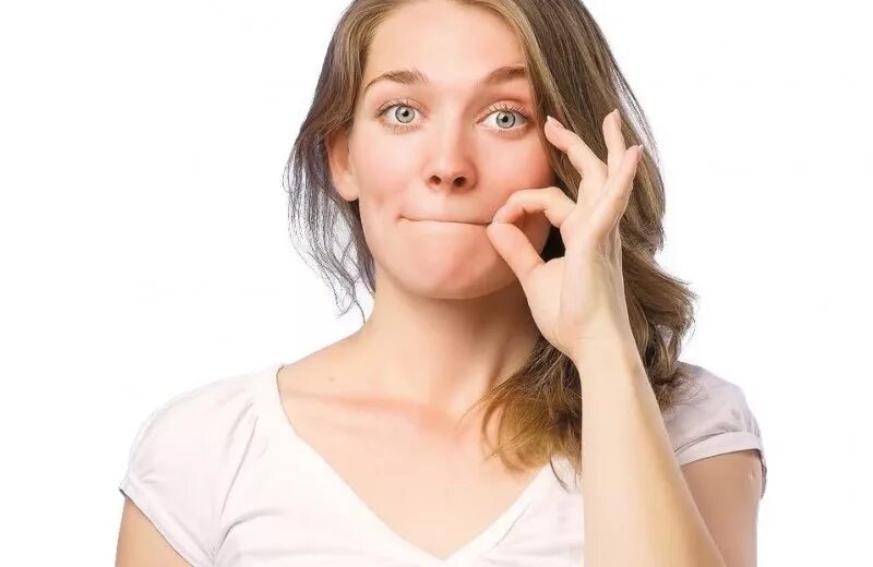 Девушка прикрывает рот ладонью. Прикрыть рот ладонью. Прикрывает рот рукой. Держи закрытым рот. Закрыть рот.