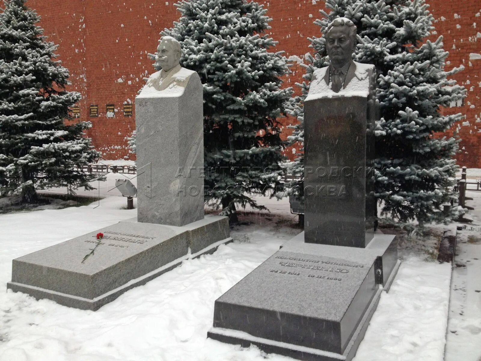 Фото могилы сталина у кремлевской стены сегодня 4 тыс. 420 гвоздик сегодня народ возложил к могиле Сталина у Кремлевской стены!