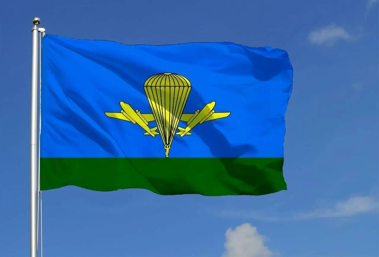 Флаг воздушно десантных. Знамя воздушно десантных войск рф. Десантник с флагом вдв. Флаг вдв 90x145. Флаг вдв войск рф.