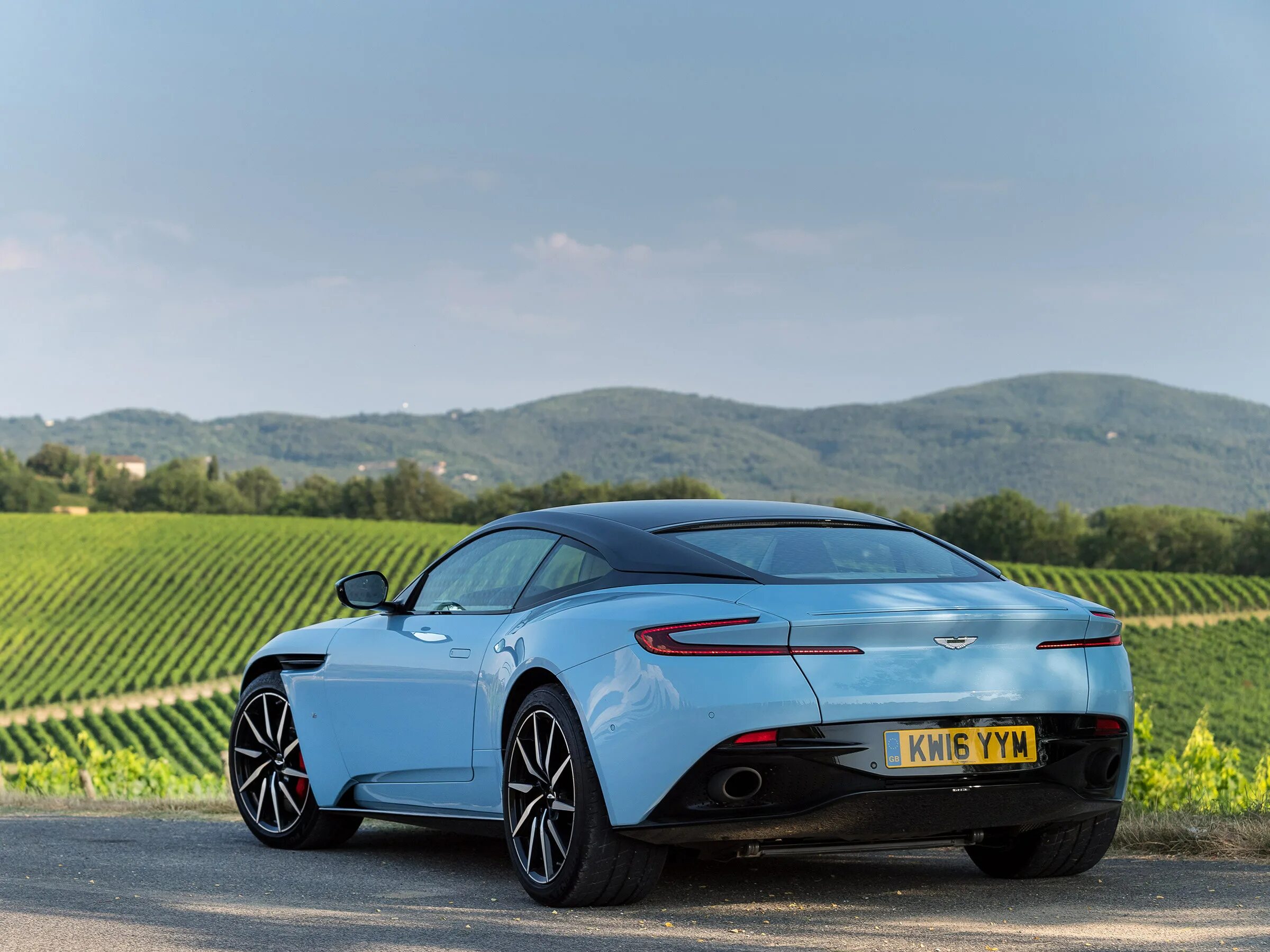 Aston martin db. Aston martin db11. aston martin db11 2017. aston martin db11 2016. машина aston martin db11.