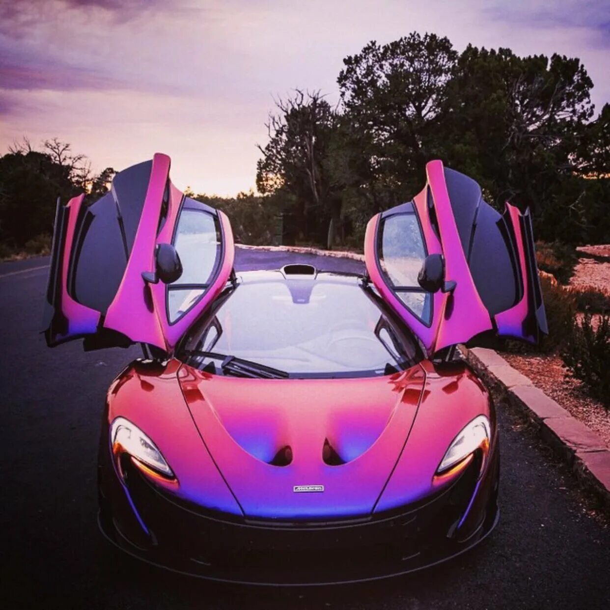 MCLAREN p1 фиолетовый. Фиолетовая Макларен p1. Розовая машина. Машина розового цвета.