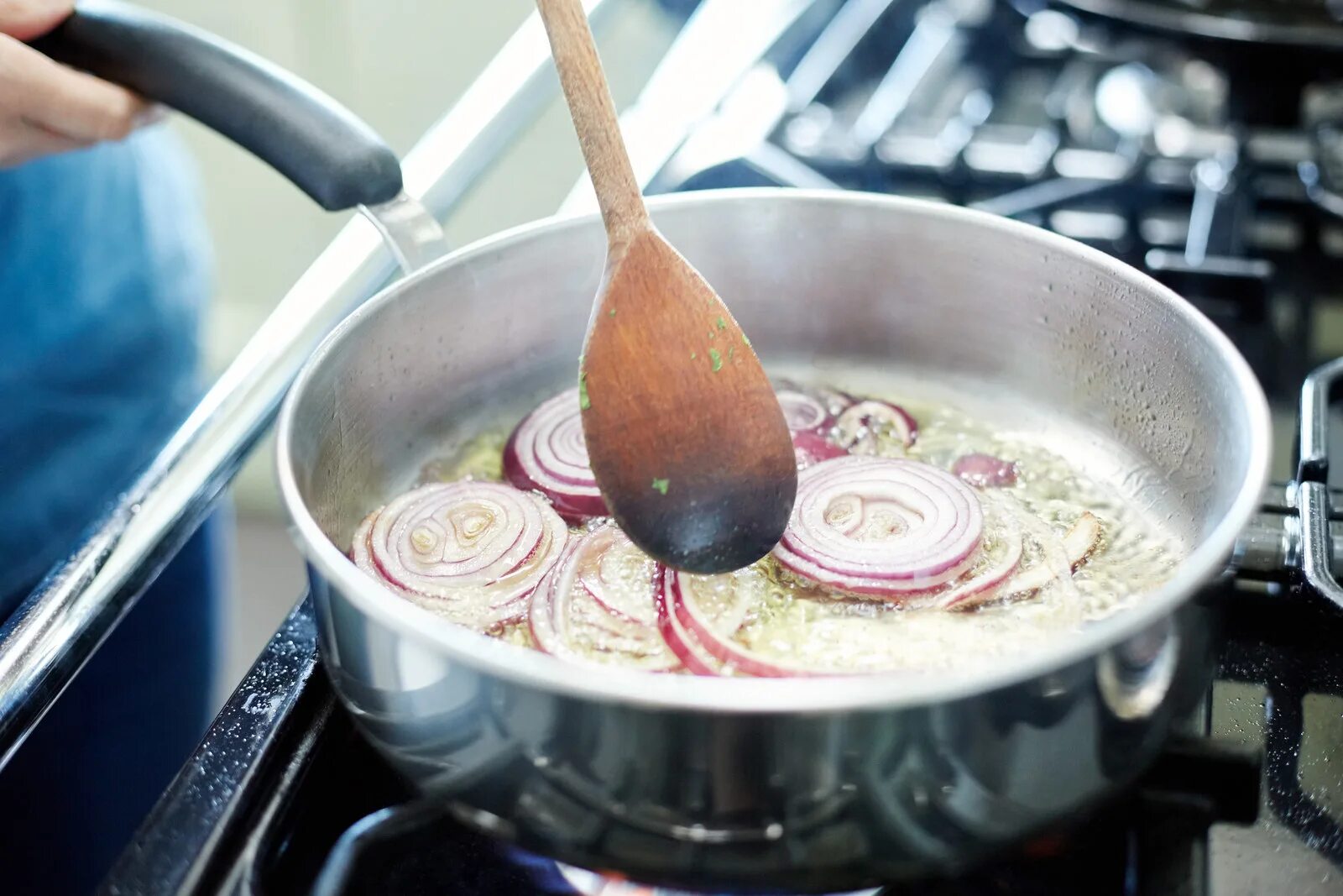 Масло на сковороде. Кулинария сковорода с паром. Sauteing. Натюрморт кухня сковорода на огне.