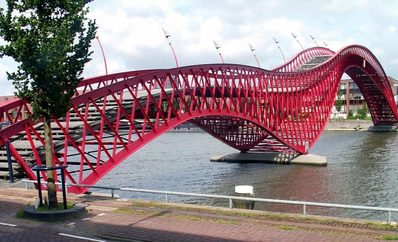 Сколько ушло металла на мост красный дракон. Мост питон в Амстердаме. Достопримечательности Нидерланды мост питон. Мост красный дракон в Ханты-Мансийске. Красный мост в Амстердаме.
