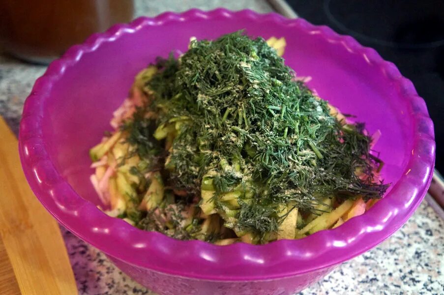 Рецепты из топинамбура быстро и вкусно. Топинамбур салат. Салат из топинамбура. Топинамбур огурец салат.