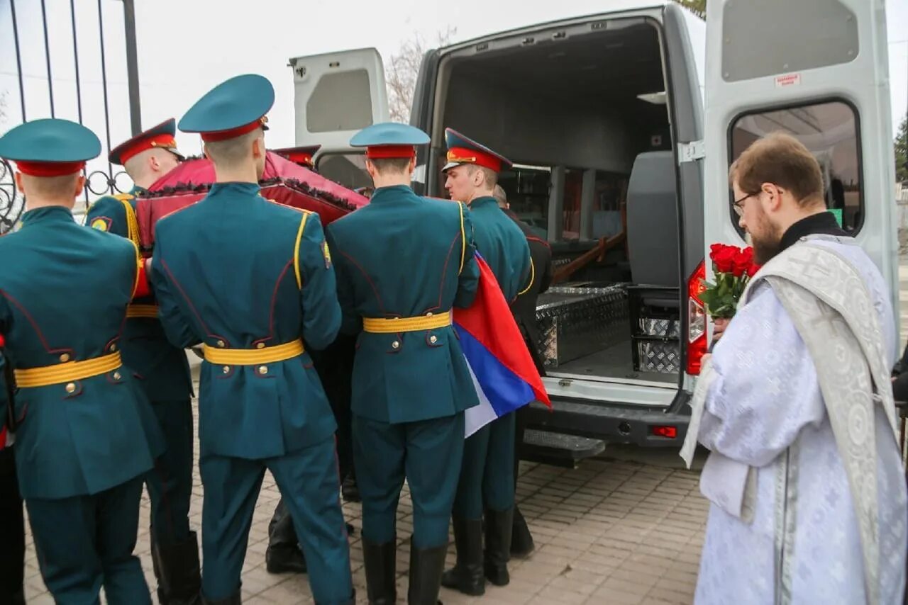 Семьям погибших военных. Военнослужащих из Новосибирской области. Семья военнослужащего. Украина семья военнослужащих.