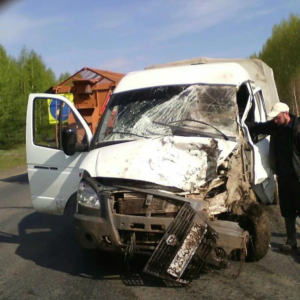 Разбитая газель бизнес. Газель после дтп. Авария газель некст белая. Газель после дтп. Разбитая газель бизнес.