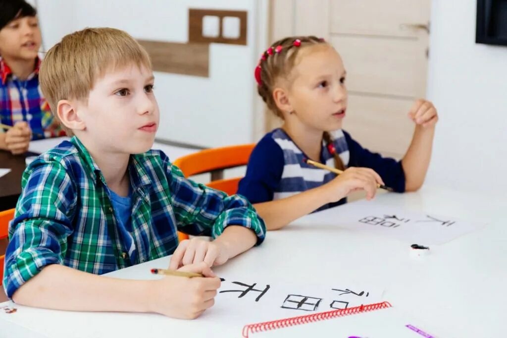 Радостный ученик. Учатся ли ваш ребенок. Подготовка к школе картинки. Учатся ли ваш ребенок. Дошколята подготовка к школе.
