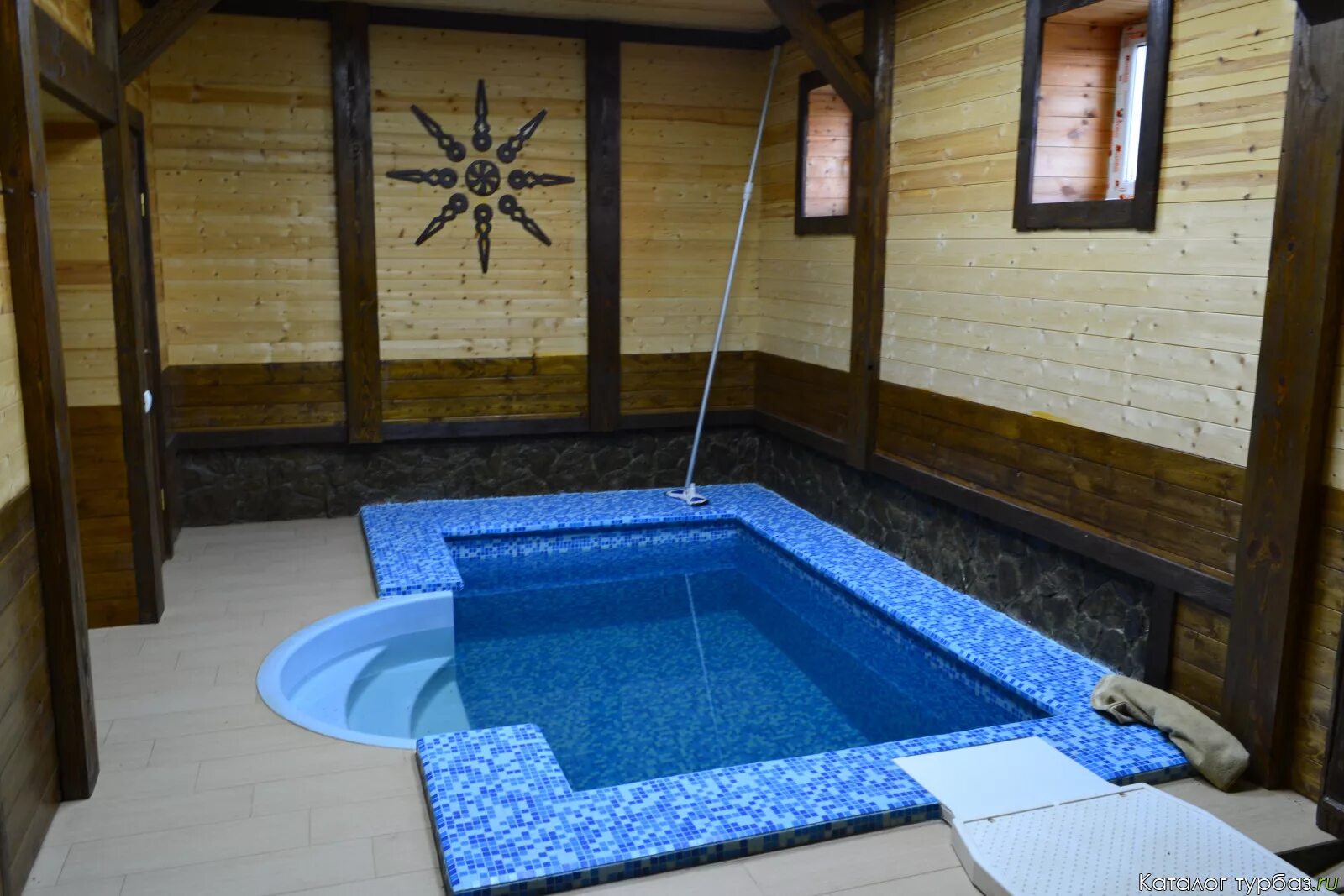 Турбаза с сауной и бассейном. Турбаза с сауной и бассейном. Баня с бассейном в частном доме. Небольшая баня с бассейном. Сауна бассейн.