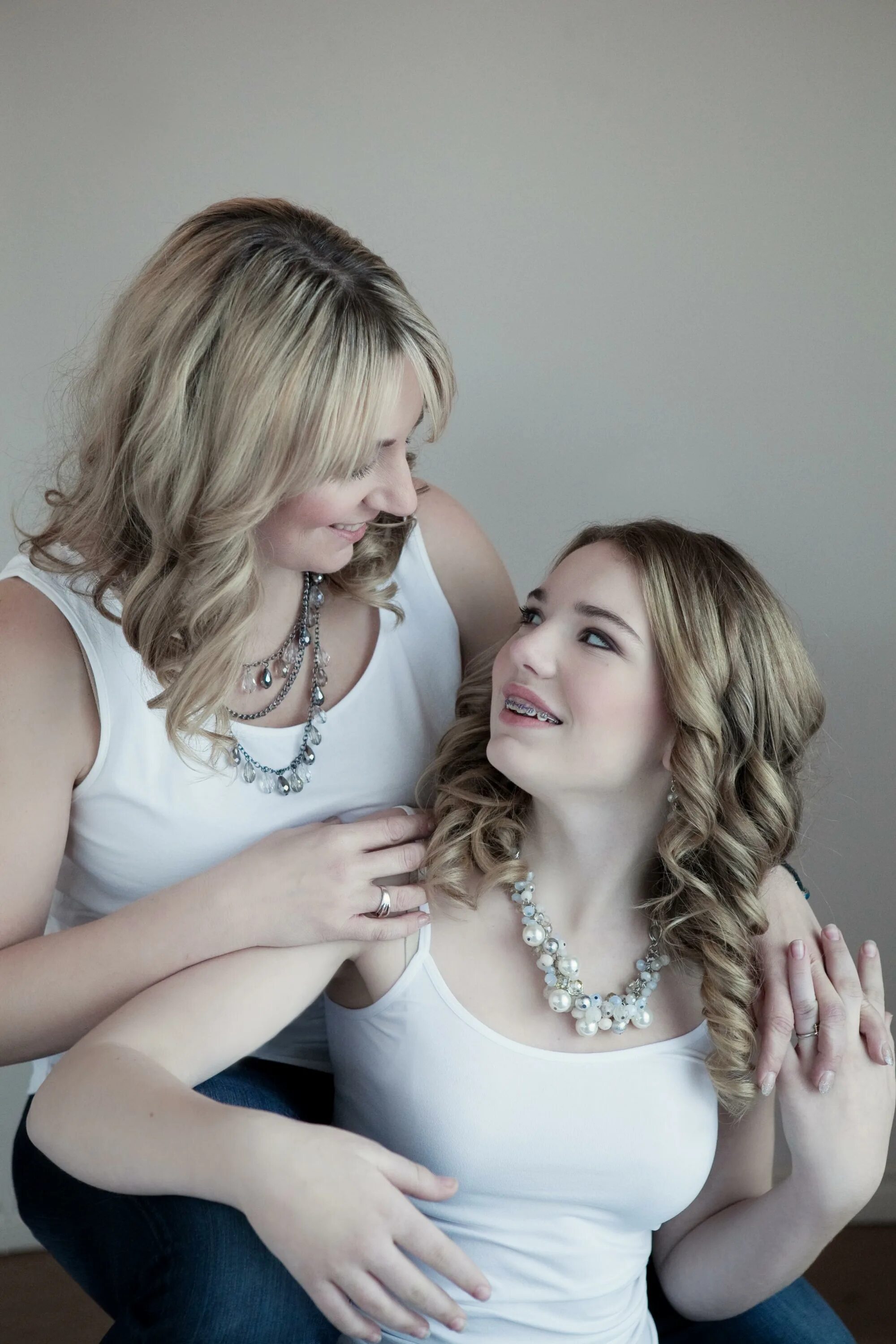 Daughter stepmom lesbian. Лесбийские дочки матери. Брэнди лав. Киара коул мачеха. Daughter stepmom lesbian.