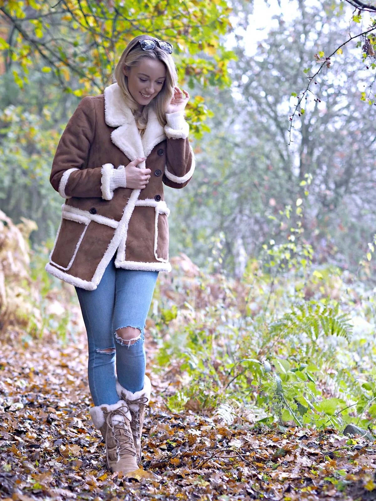 Образы с короткой дубленкой. Угги с дубленкой. Дубленка с уггами. Дублёнка в стиле джинсовой. Угги и дубленка.