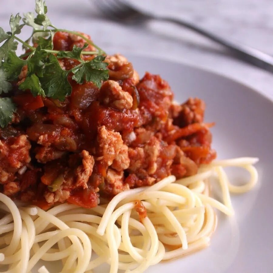 Фарш с томатной пастой для макарон. Мафальдине болоньезе. Spaghetti bolognese. Джамалле болоньезе. Тальони болоньезе.