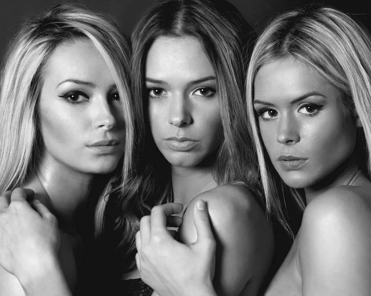 Подруги за столом. 3 бабы. Подруги в кафе за столом. Женщины веселятся. Прикольные фотосессии с подругами.