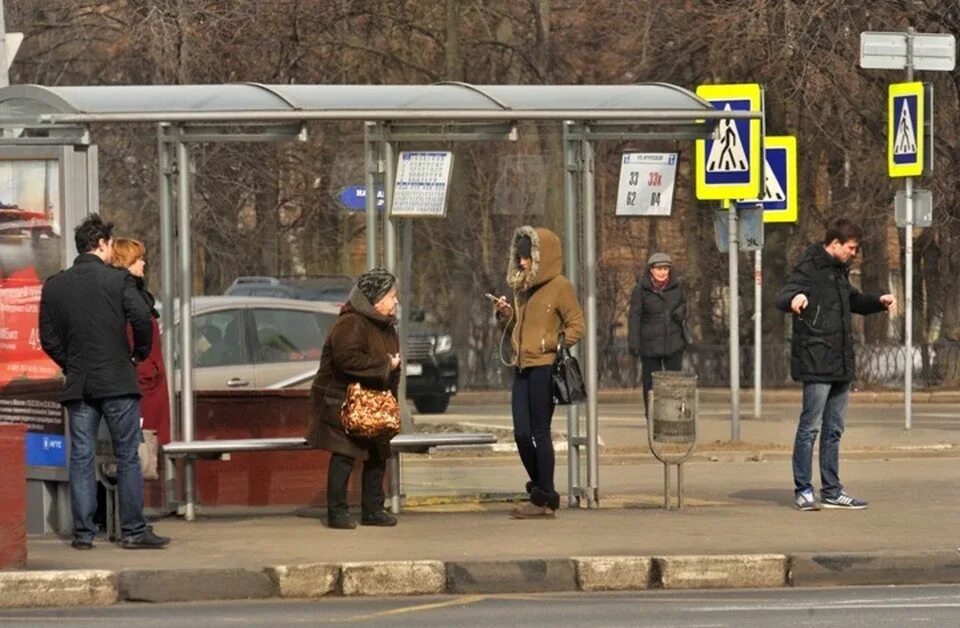 Встретил мачеху на остановке. Люди на остановке. люди на остановке зимой. автобусная остановка с людьми. группа людей на остановке.