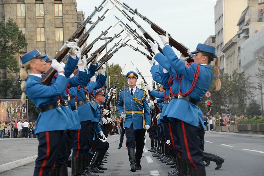 Национальная гвардия Сербии. Сербская гвардия в Москве парад. Голубая парадная форма в Сербии. Сербские гвардейцы.