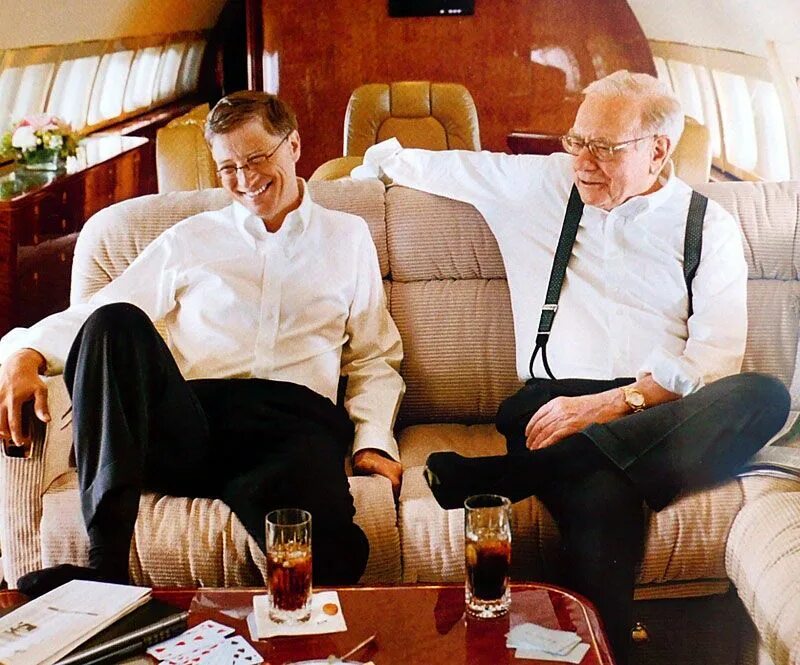 Помогите состоятельные люди. Уоррен Баффет и Билл Гейтс. Билл Гейтс и Уоррен Баффет в самолете. Уоррен Баффет и Билл Гейтс в Макдональдсе. Билл Гейтс миллионер.