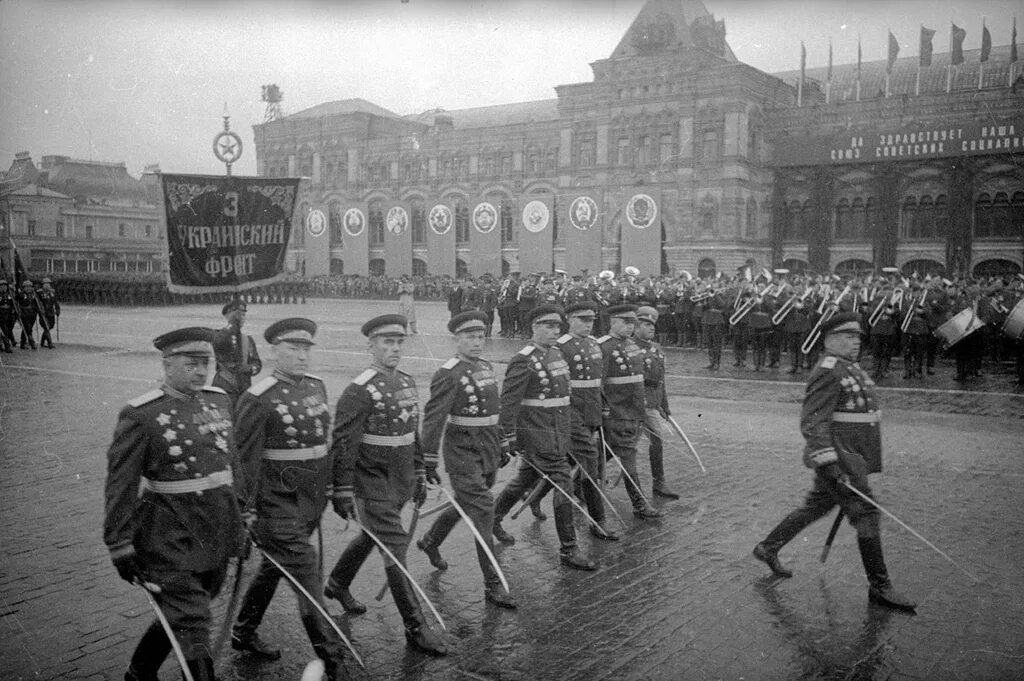 Первый парад победы. Парад Победы 1945 Халдей. Парад Победы 1945г на красной площади. Парад Победы 1945 3 украинский фронт. Первый парад Победы 24 июня 1945 года.