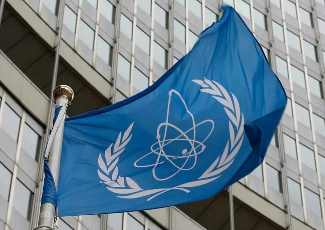 Международное агентство по атомной энергии (МАГАТЭ). Флаг МАГАТЭ. Международная организация МАГАТЭ эмблема. Медаль МАГАТЭ. Организация магатэ занимается