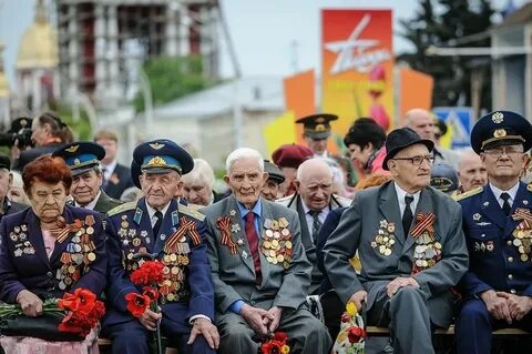 9 май много
