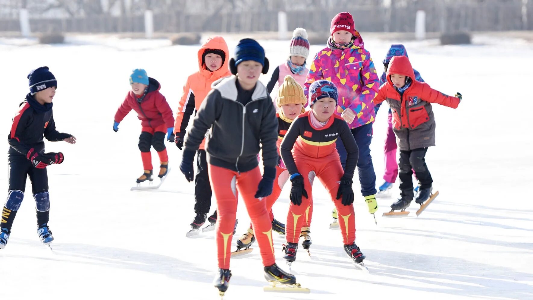 Дети спорт зима. Зимние виды спорта. Спортивные дети зимой. Детский зимний спорт. Спортивная зима мероприятия