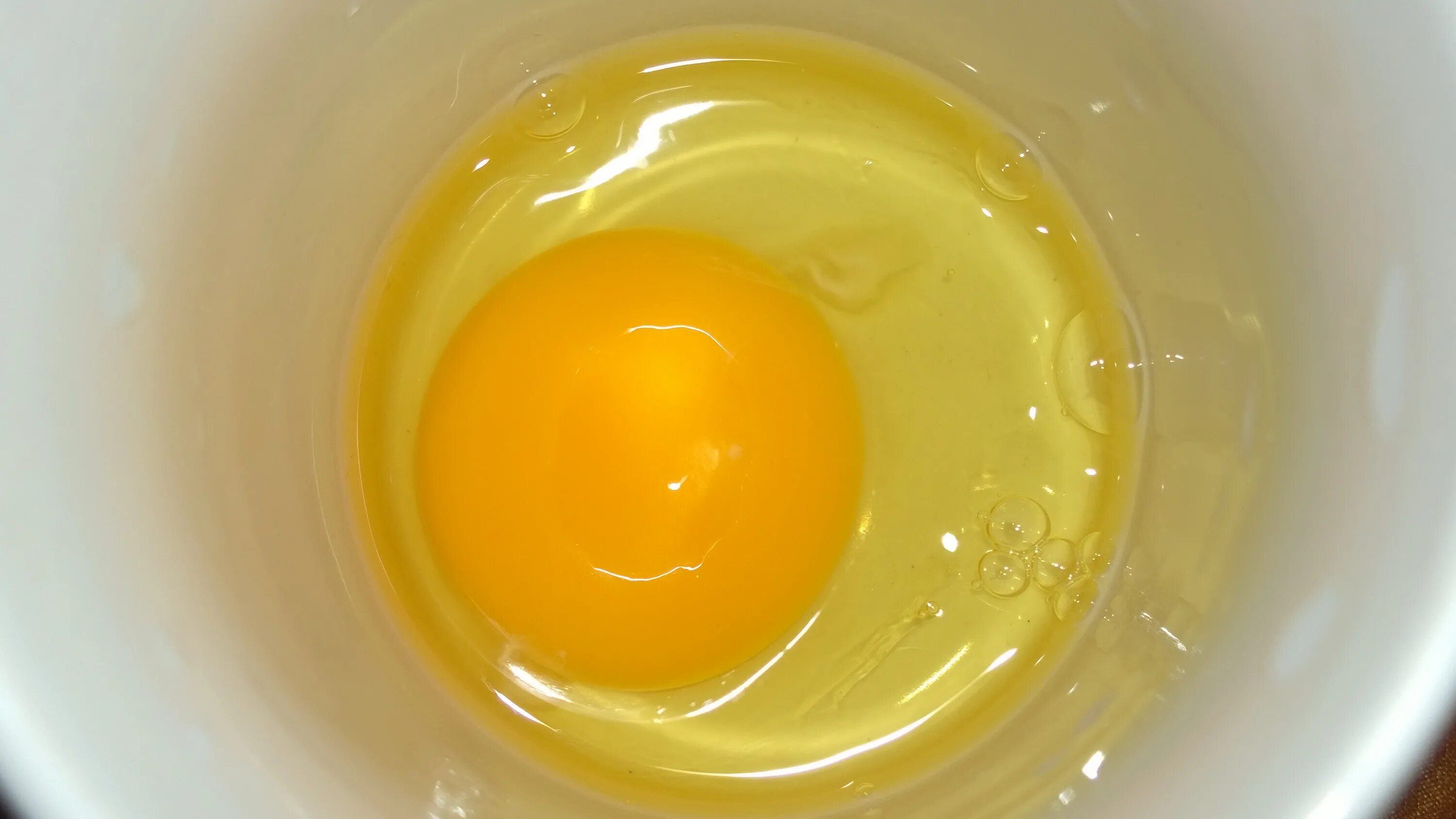Белок и желток. Тёмный желток в курином яйце. Белок и желток в яйце.