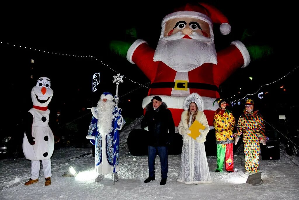 Во сколько в магадане новый год. Новогодний магадан. магадан новый год. новогодняя ёлка в магадане. новогодняя елка на улице в магадане.