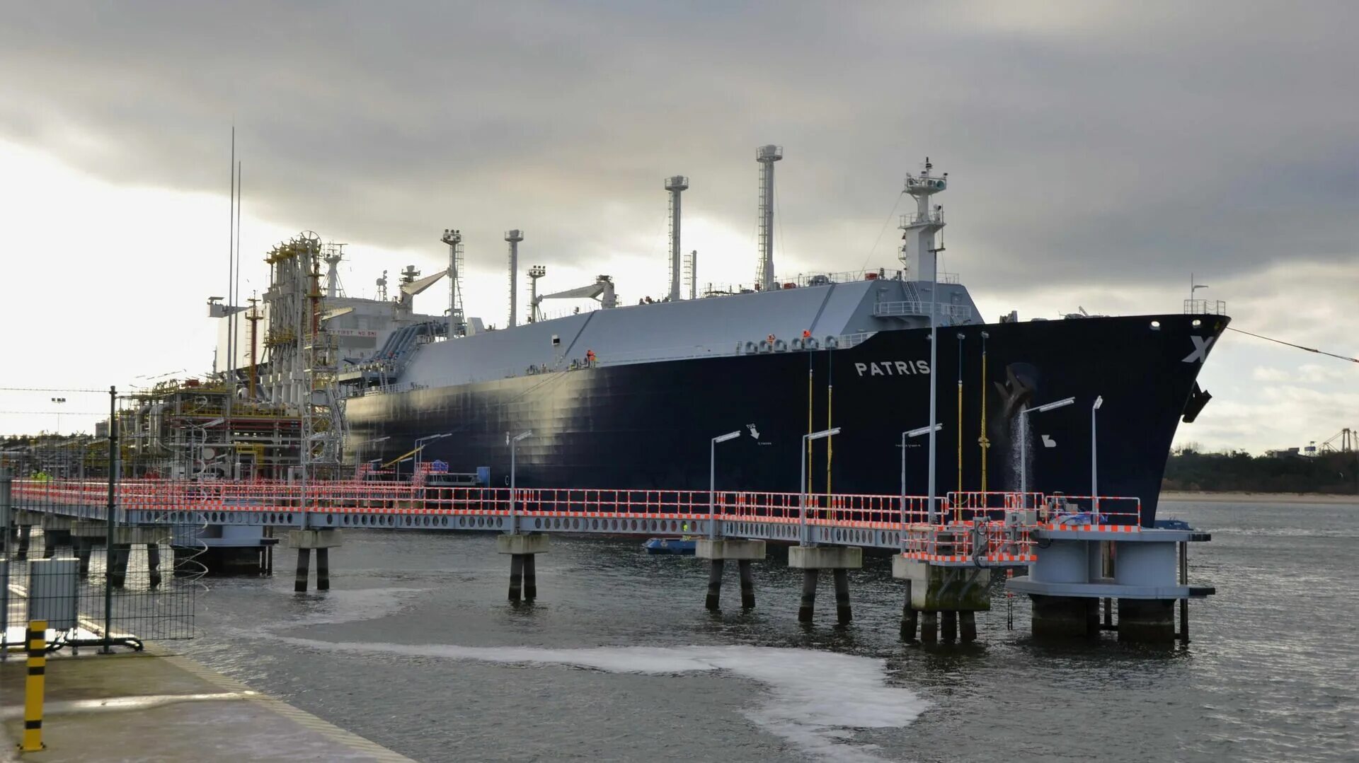 Спг европе. Регазификационный терминал сжиженного природного газа. Катар сжиженный природный газ. Спг-терминал свиноуйсьце. Сжиженный природный газ ямал.