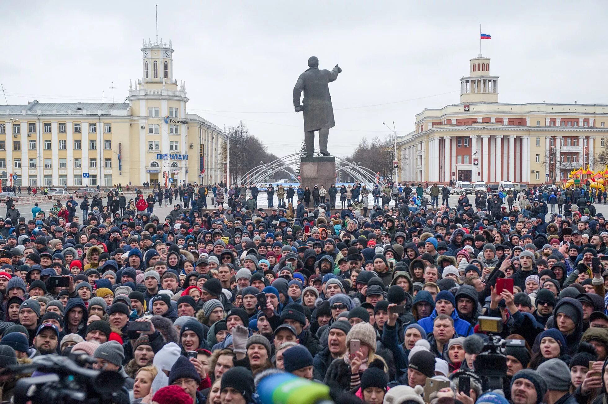 Стихийный митинг в Кемерово. Жители Кемерово. Народ на площади. Кемерово митинг