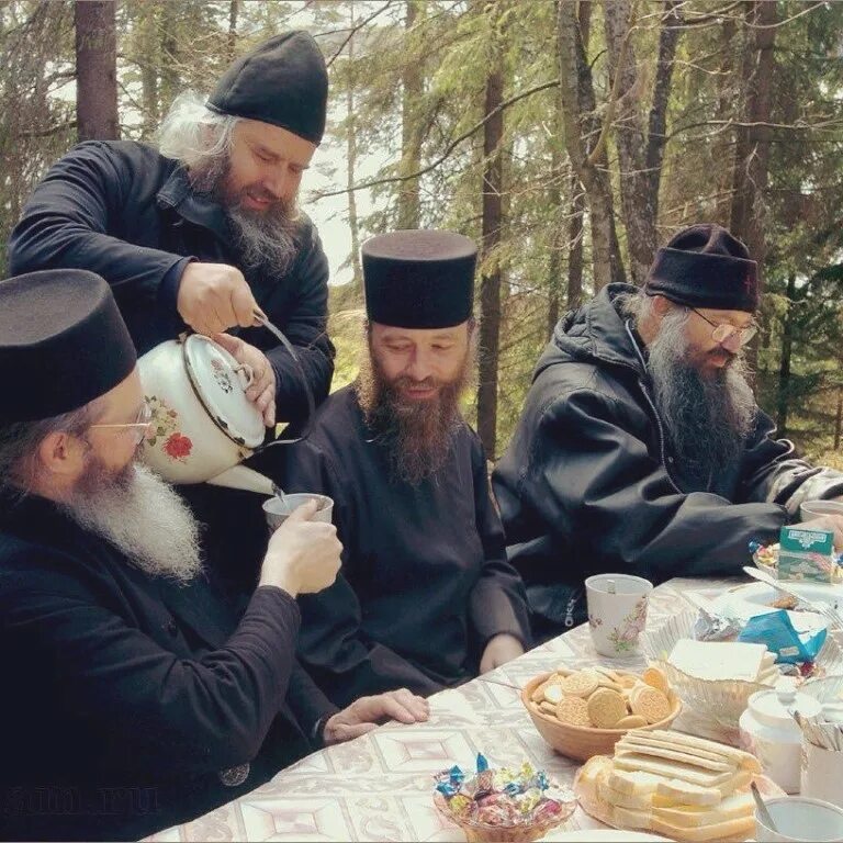 Монахов друзья. Монах арефа валаам. монахи за трапезой. православный монах друзья. постящийся монах.