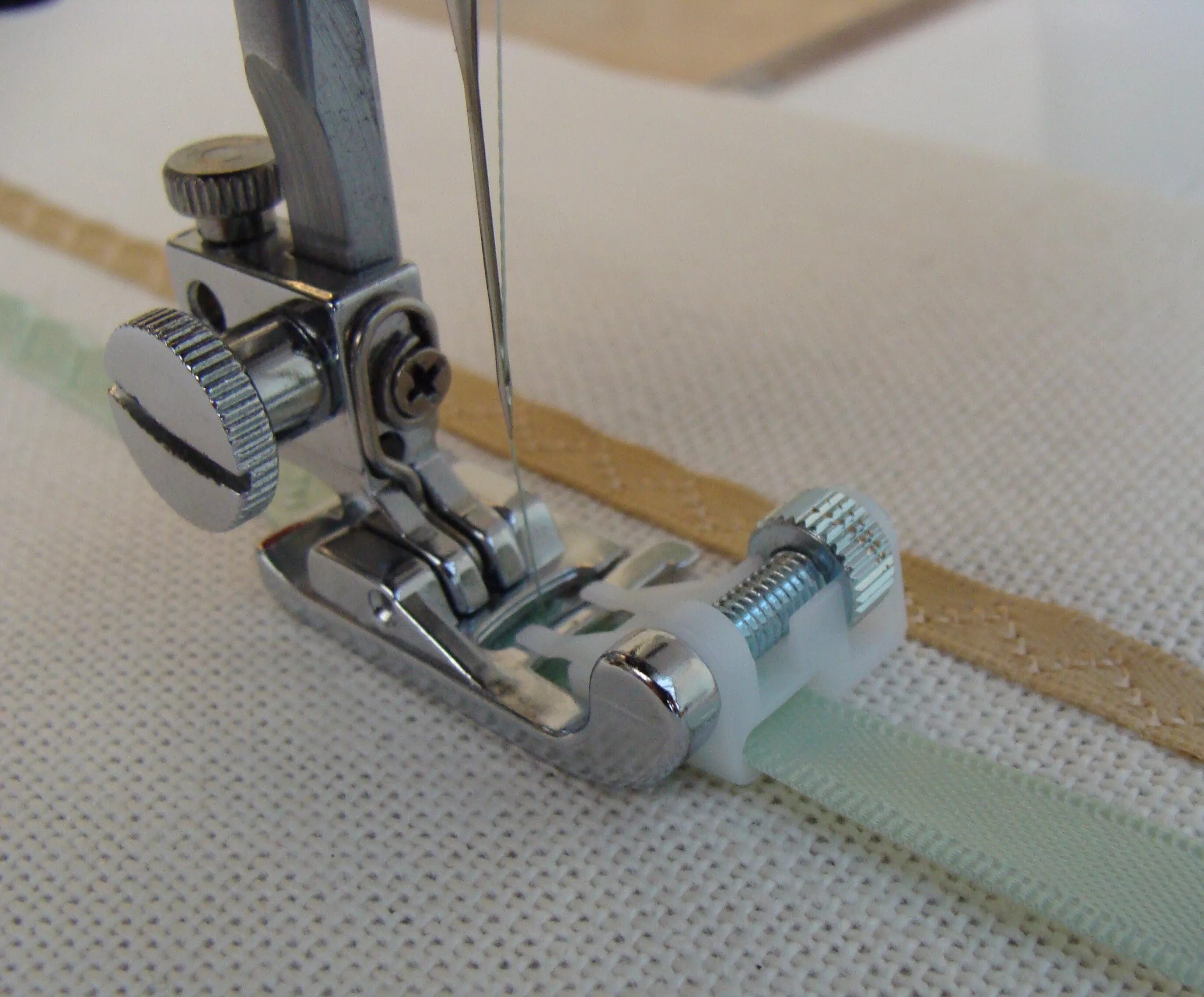 Лапка подрубочная janome. Как использовать лапку. Назначение лапок для швейных машин чайка. Лапка janome 200806000. Как использовать лапку.