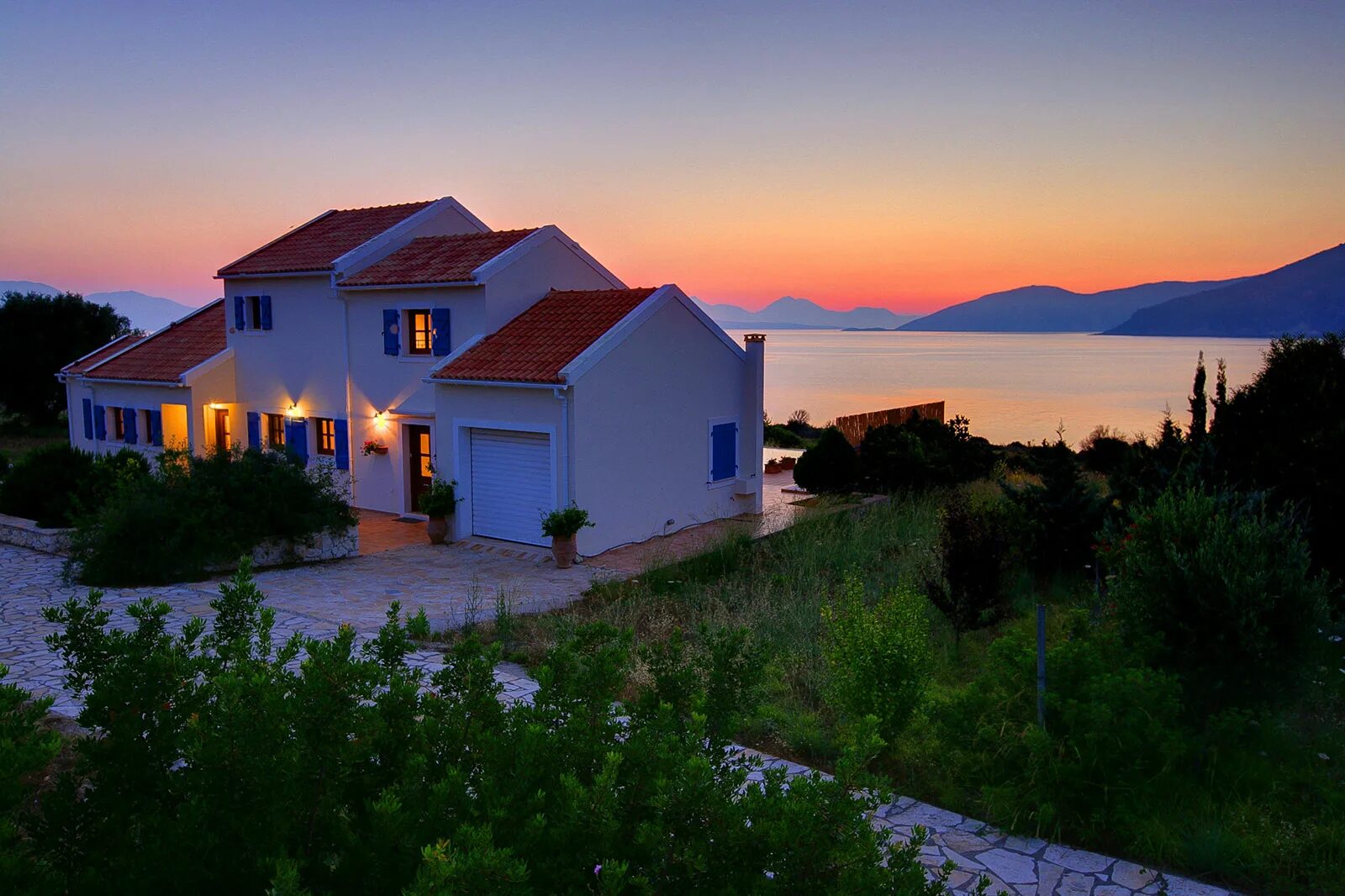 Невдалеке от дома. Дом у моря Греция вилла. Дом миллиардера Кефалония. Греция море пинии вилла. Земляничная вилл Греция.