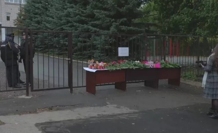 Ижевск траур. Мемориал погибшим детям. Стрельба в ижевске видео. Теракт в ижевске 2022 в школе. Ижевск траур.