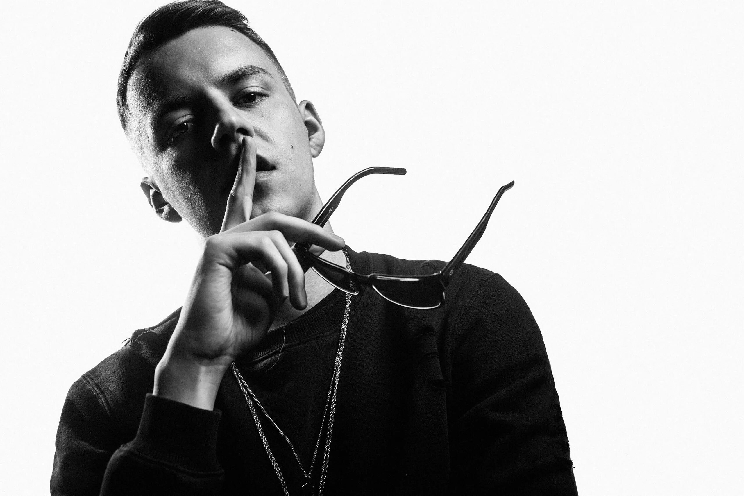 The om исполнитель. Ом певец. Давид певец. Сергей omd om. Дмитрий пахомов актер.