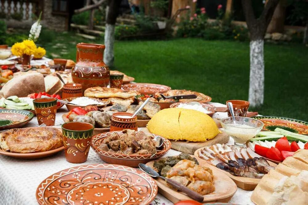 Сонник стол с едой. Национальная еда Молдавии. Румыния еда. Национальные блюда Румынии. Молдавские блюда национальные.