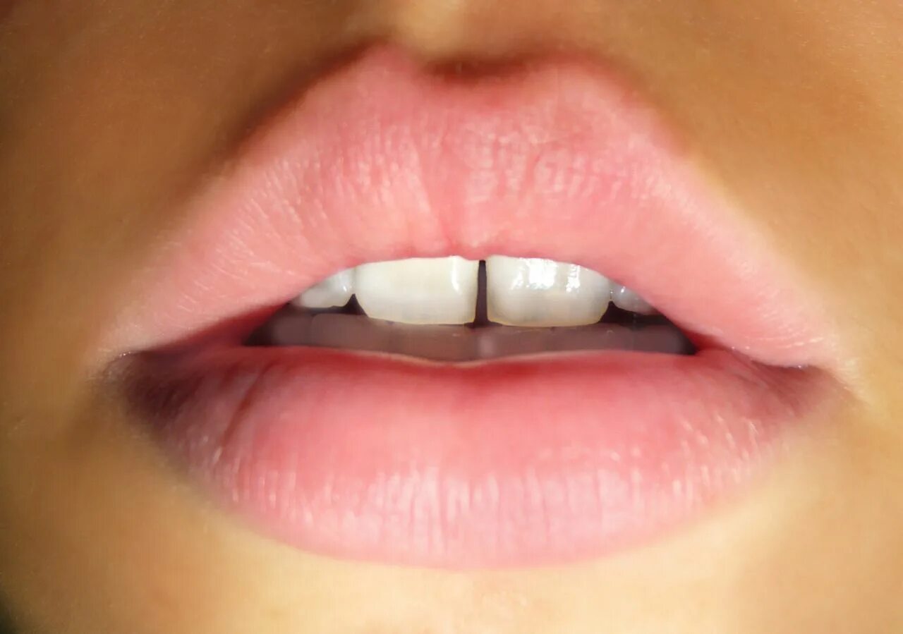 Рот шире губ. Губы без помады. Губы не накрашенные красивые. Губы обычные. Женские губы не накрашенные.