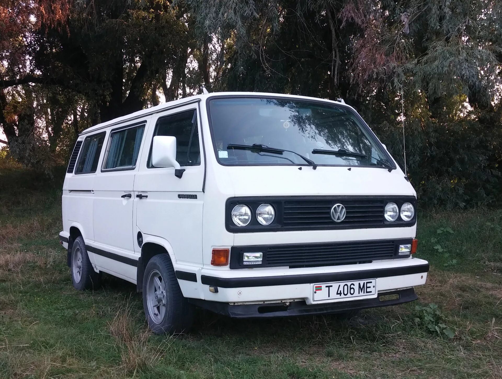 Купить volkswagen белоруссия. Фольксваген Транспортер т3 Каравелла. Фольксваген Caravelle t3 1987. VW Transporter t3 Caravelle. Volkswagen t3 1987.