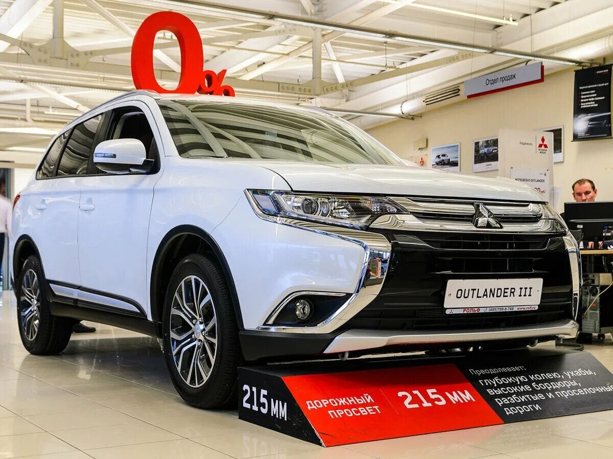 Mitsubishi Outlander 2,4 2018. Мицубиси Аутлендер 2018 новый. Митсубиси Аутлендер 2018 белый. Mitsubishi Outlander 2018 белый.